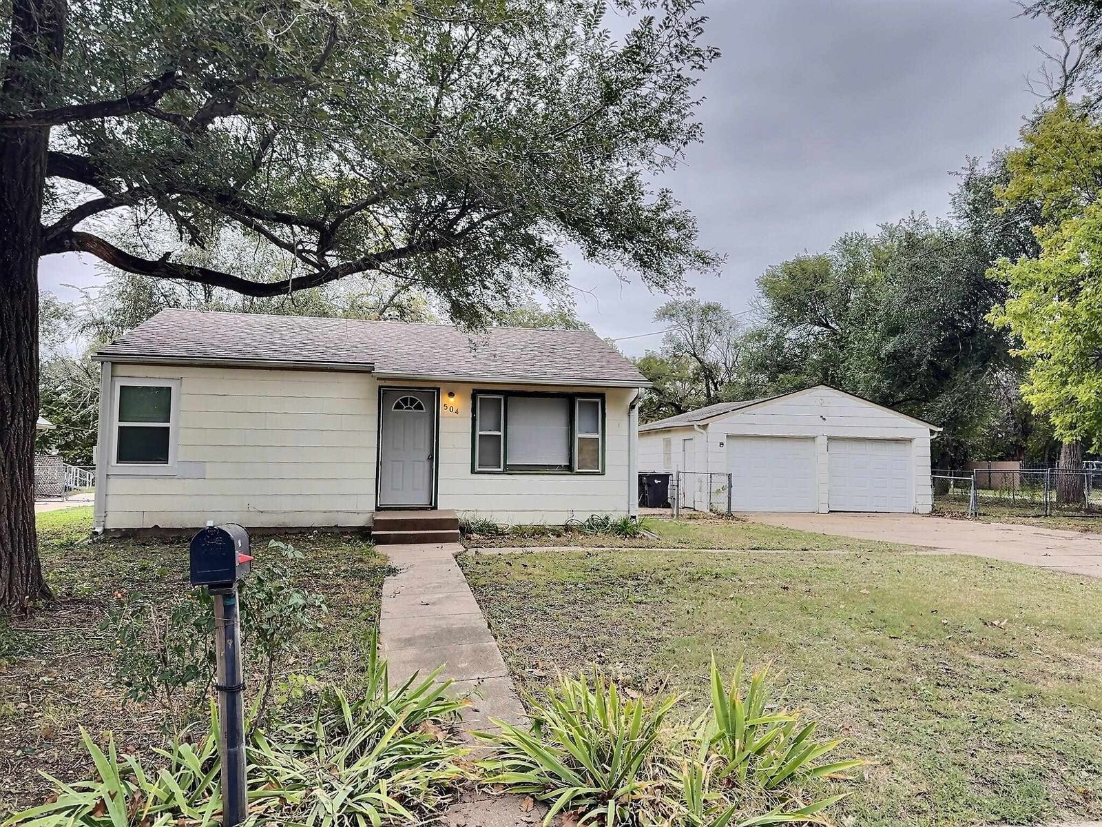 Property Photo:  504 E 9th St  KS 67114 