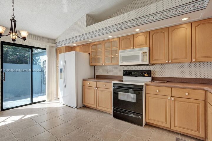 Property Photo: 8465 Waterford Cir FL 33321