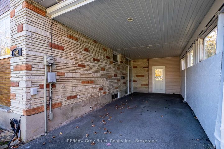 Property Photo:  242 6th Avenue E  ON N4K 2T3 