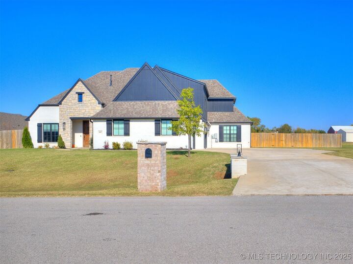 Property Photo:  15907 E 106th Place  OK 74055 