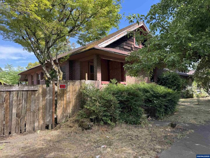 Property Photo:  240 SE Davis St  OR 97128