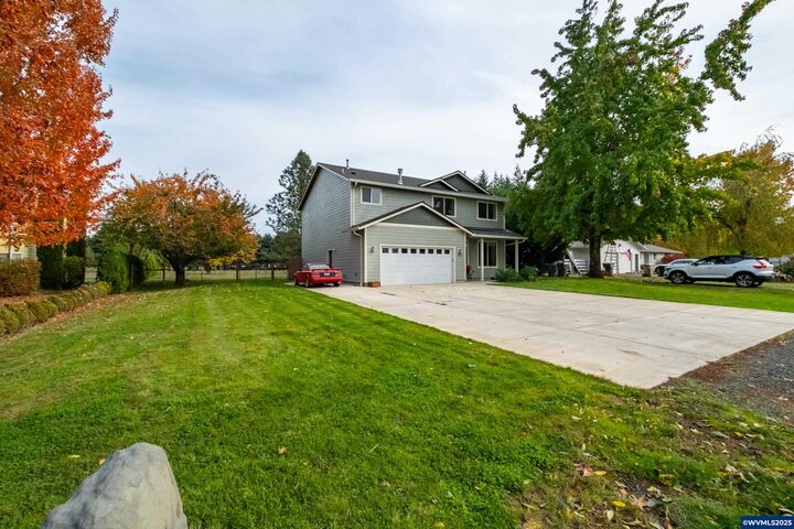 Property Photo: 405 NW Juniper Ln OR 97321