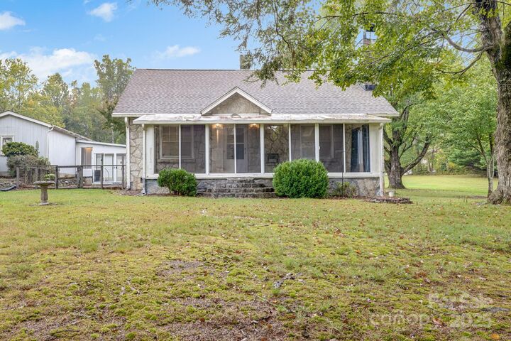 Property Photo:  1819 Windsor Drive  NC 28791 