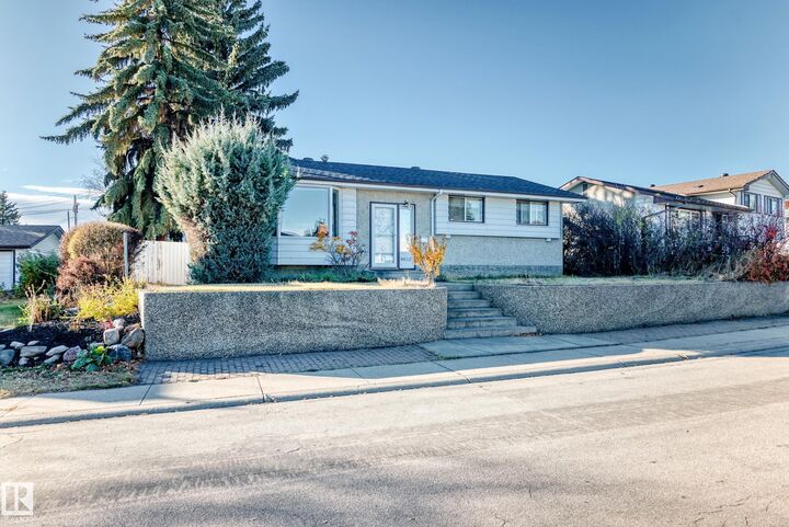 Photo de la propriété:  14112 59 Street NW  AB T5A 1P1 