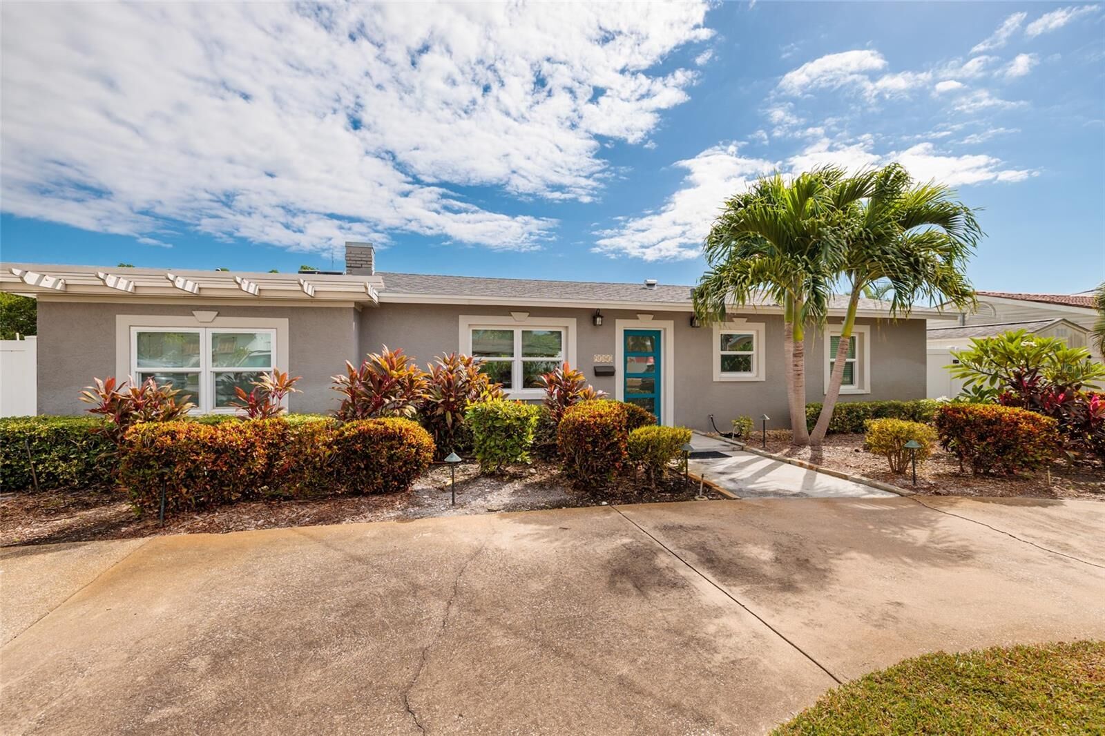 Property Photo:  9101 Sun Isle Drive NE  FL 33702 