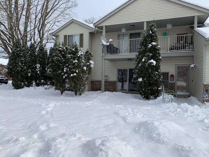 Property Photo:  976 Roseland Dr 2  WI 53040 