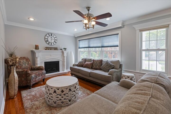 Property Photo: 927 S Charlotte Street IL 60148