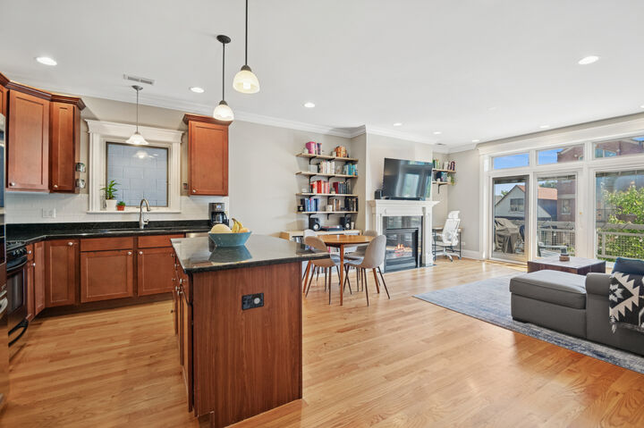 Property Photo: 2250 W Foster Avenue 2E IL 60625