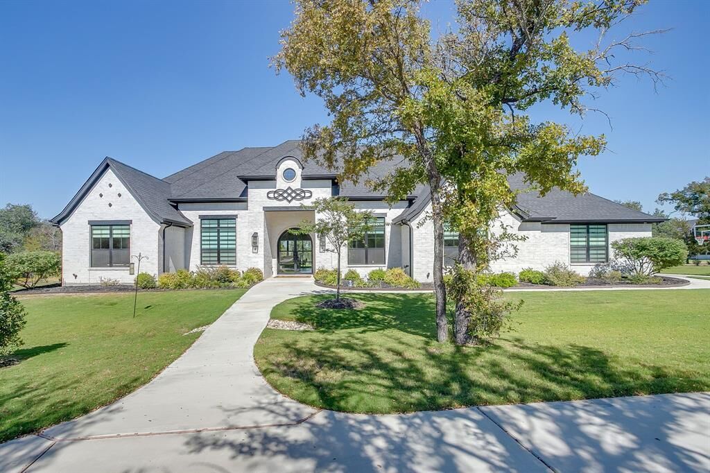 Property Photo: 104 Woodview Creek Trail TX 76108