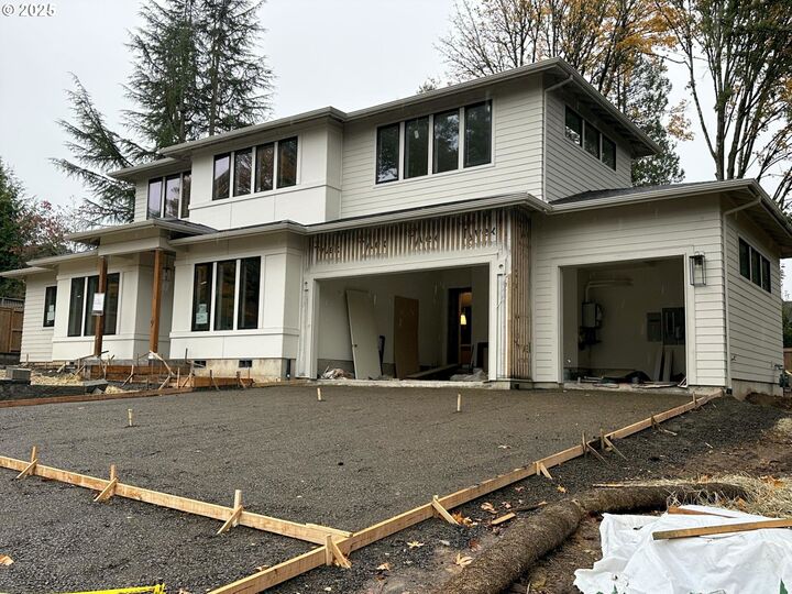 Property Photo: 2560 Glen Eagles Pl OR 97034