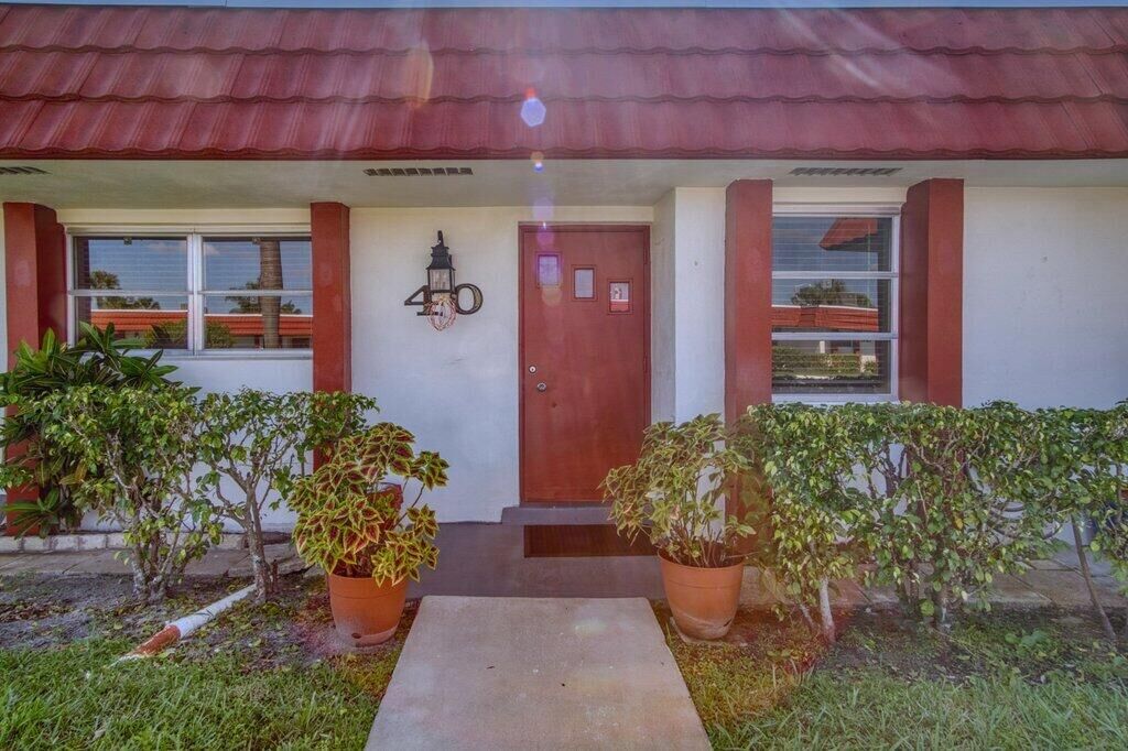 Property Photo:  5800 Fernley Drive W 40  FL 33415 