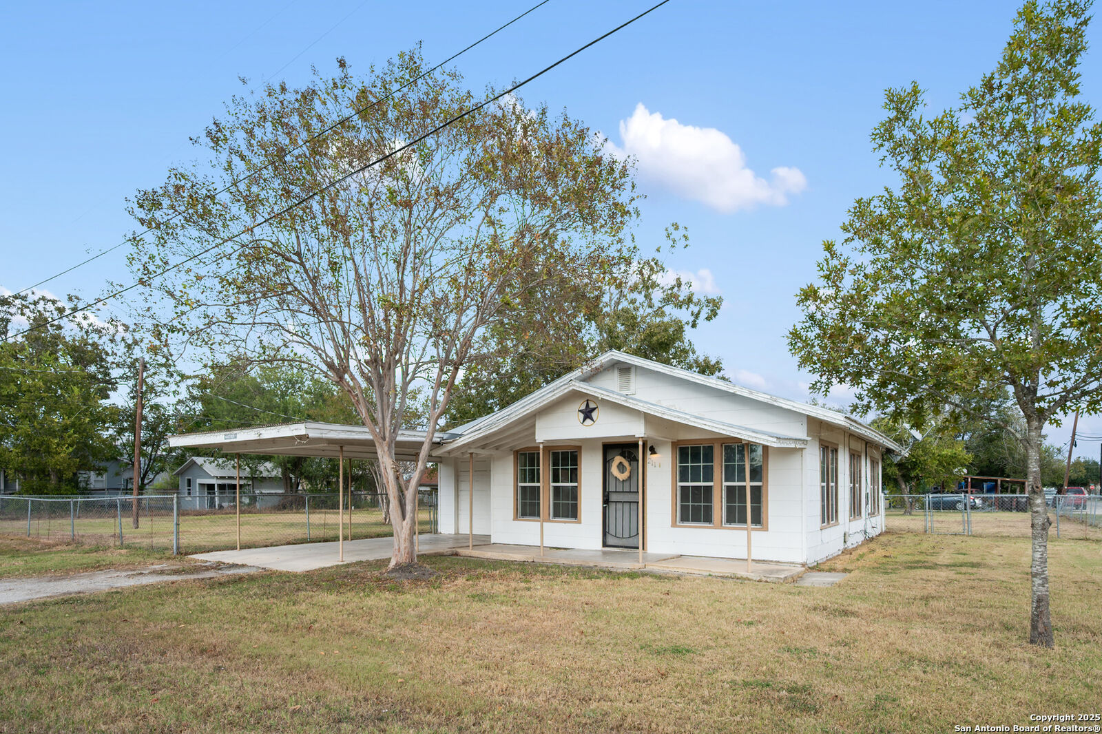Property Photo:  211 S Hackberry  TX 78124 
