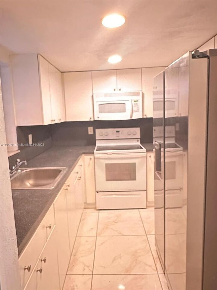 Property Photo: 2314 W 62nd St 3 FL 33016