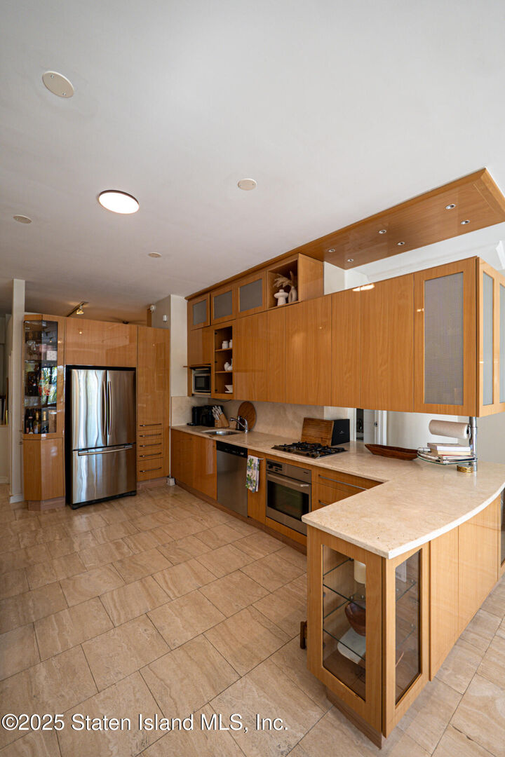 Property Photo:  10 Bay Street Landing 2G  NY 10301 