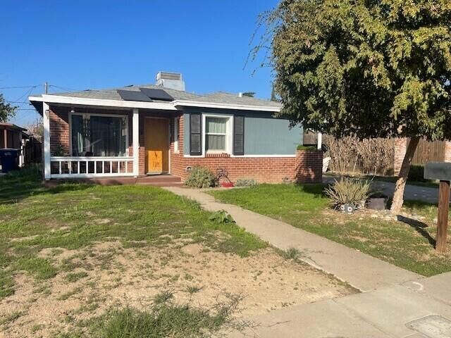 Property Photo:  980 E Apricot Avenue  CA 93274 
