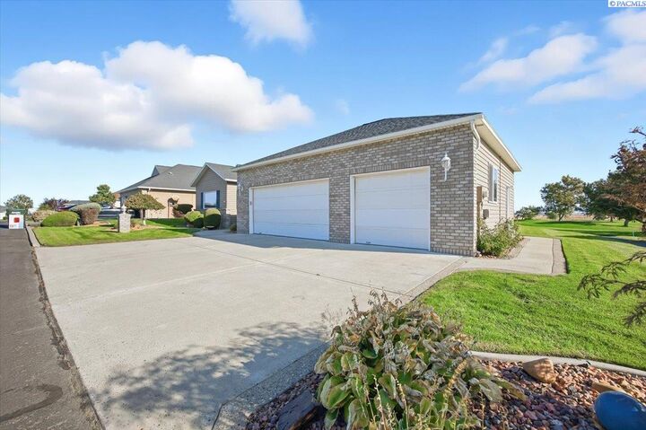 Property Photo: 125 Berkshire Lane WA 99301