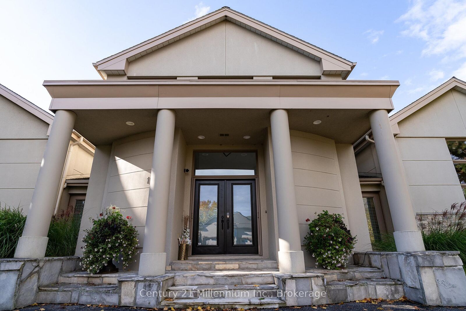 Photo de la propriété: 160 Grand Cypress Lane ON L9Y 0K8