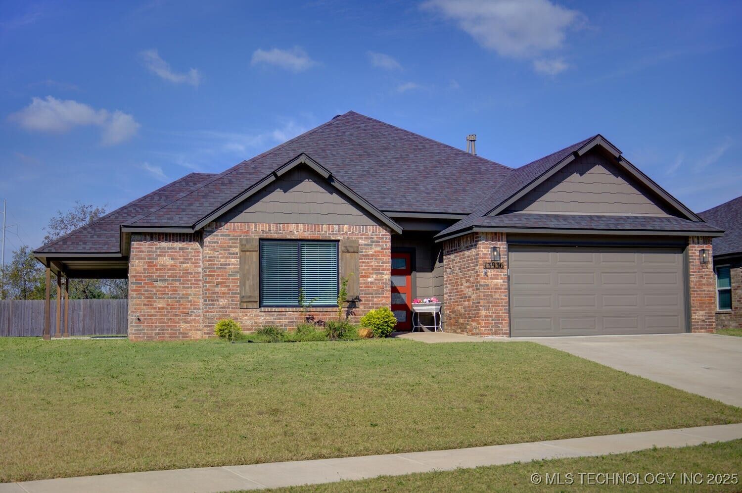Property Photo:  13936 S Ironwood Place  OK 74033 