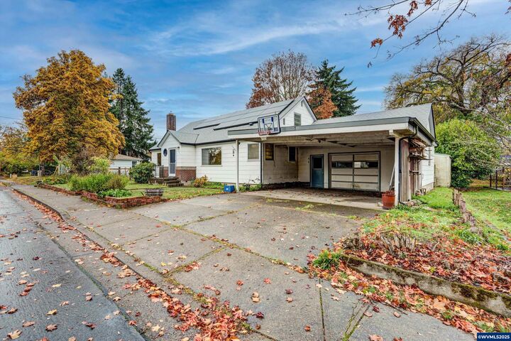 Property Photo: 1920 SE Debord St OR 97333