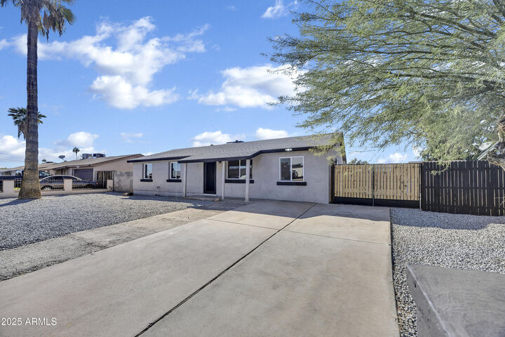 Property Photo: 4316 N 72nd Avenue AZ 85033