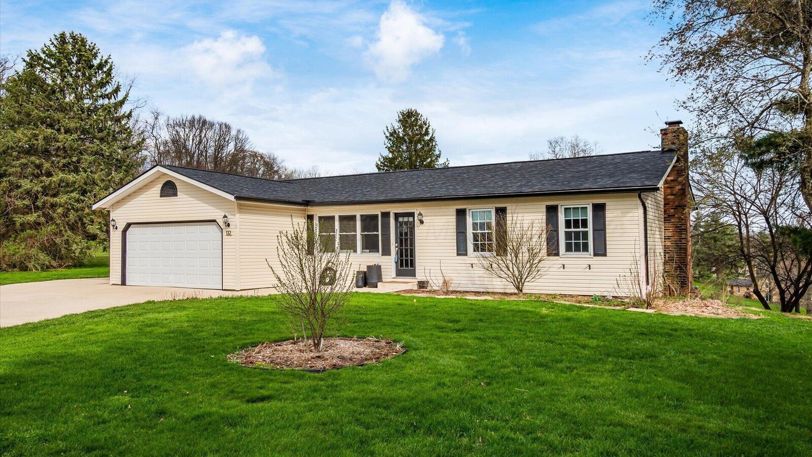 Property Photo:  132 North Court  OH 43076 