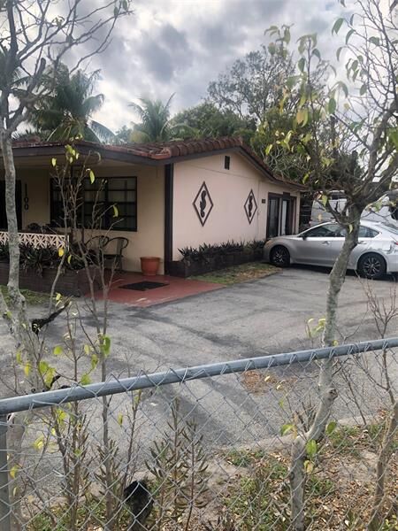 Property Photo: 1100 NW 19th St FL 33311
