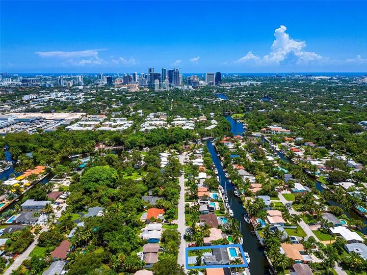 Property Photo:  1704 SW 4th Ct  FL 33312 