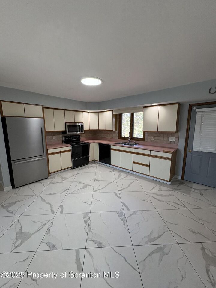 559 Penn Avenue A  Mayfield PA 18433 photo