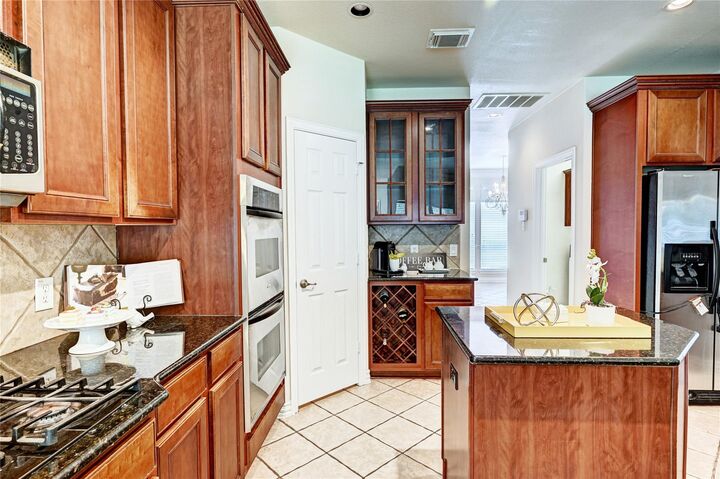 Property Photo: 30 N Scribewood Circle TX 77382