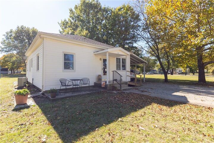 Property Photo:  729 W 3rd Street  KS 67335 