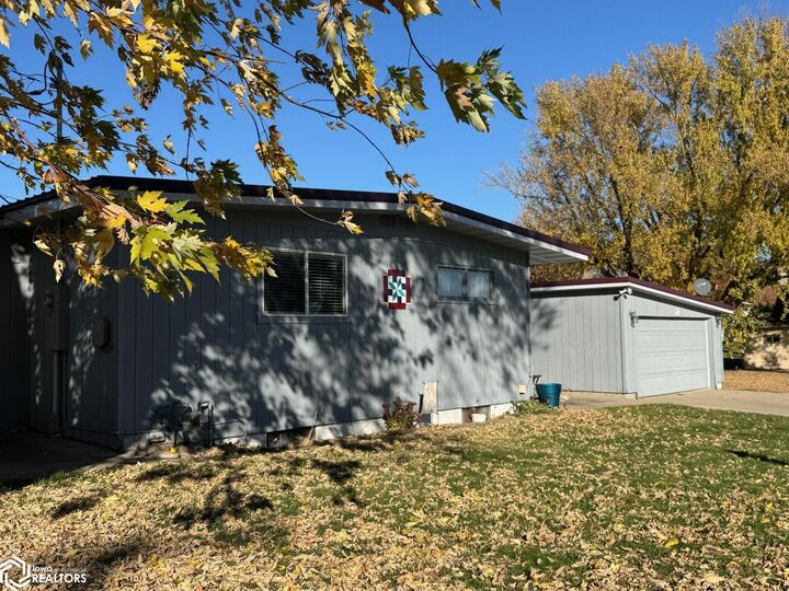 Property Photo:  511 E 8th Street  IA 52339 