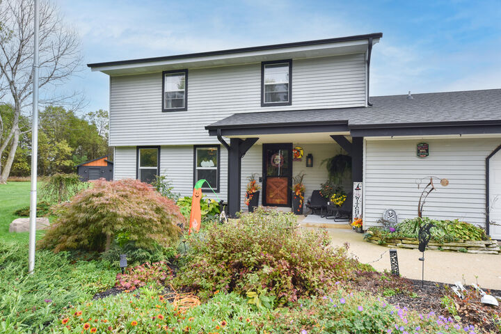 Property Photo:  N67w33863 Loghouse Ct  WI 53066 