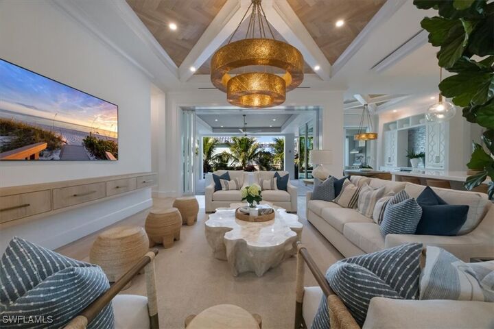 Property Photo: 493 8th Avenue S FL 34102