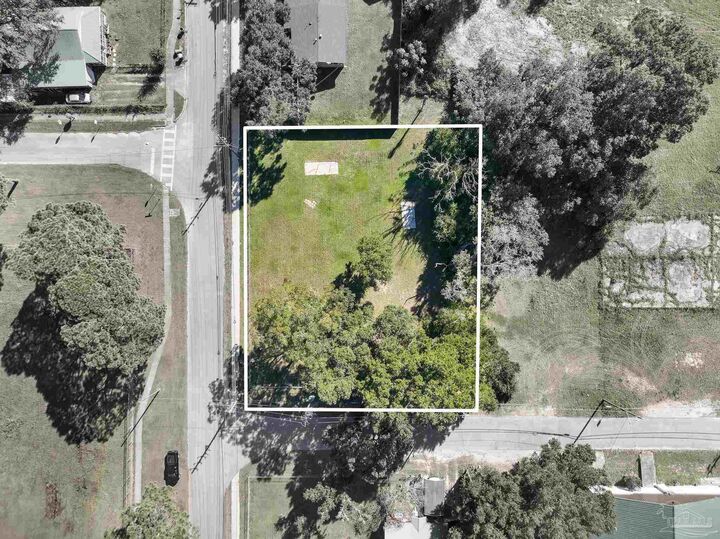 Property Photo:  2503 W Hatton St  FL 32505 