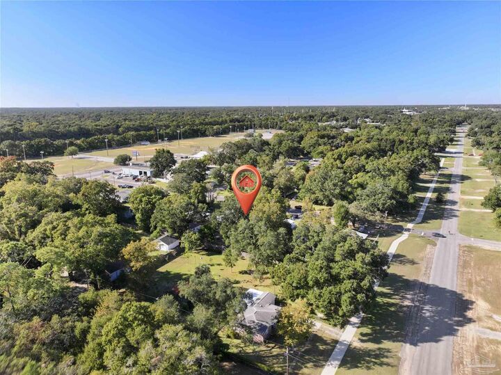 Property Photo:  407 Lenox Pkwy  FL 32505 