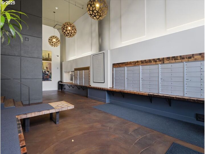 Property Photo:  1314 NW Irving St 201  OR 97209 