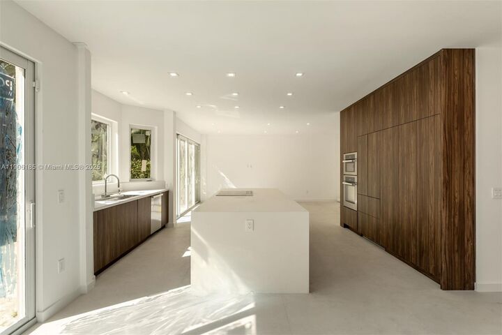 Property Photo: 3944 NE 194th Trl FL 33160