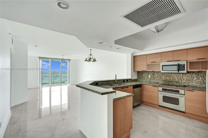 Property Photo: 14951 Royal Oaks Ln 806 FL 33181