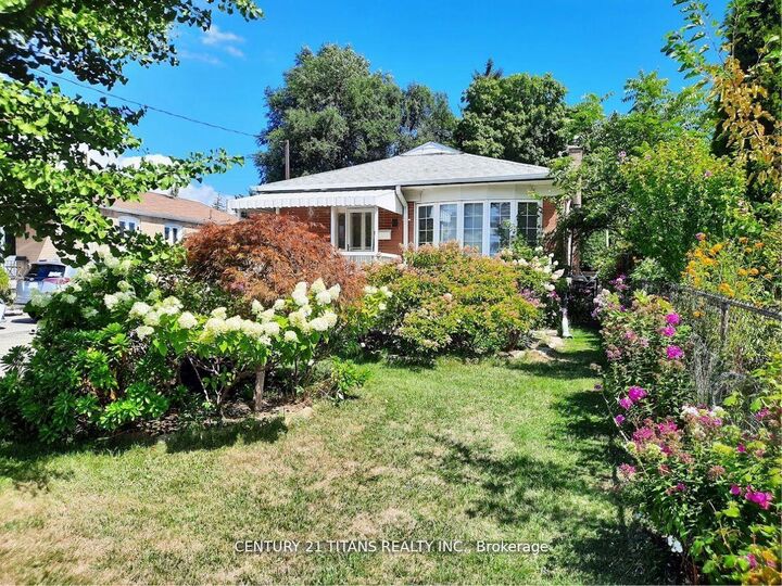 Photo de la propriété: 3 Saugeen Crescent ON M1K 3M8