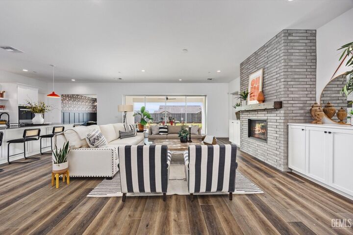 Property Photo:  7108 Wintersweet Drive  CA 93312 