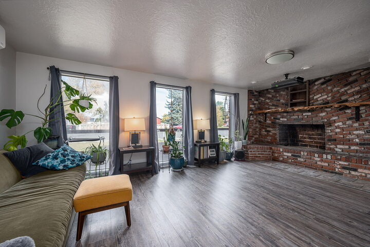 Property Photo:  958 SE 7th Street  OR 97754 