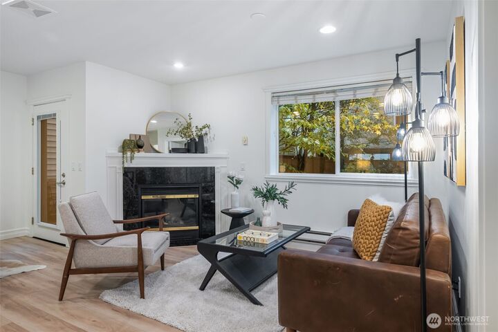 Property Photo: 717 E Denny Way 1A WA 98122