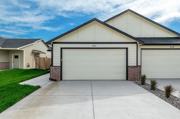 Property Photo:  619 E Briarbrook Ln  KS 67147-1127 