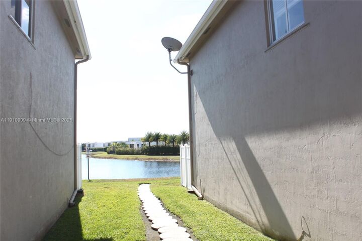Property Photo: 180 Riviera Cir 30-5 FL 33326