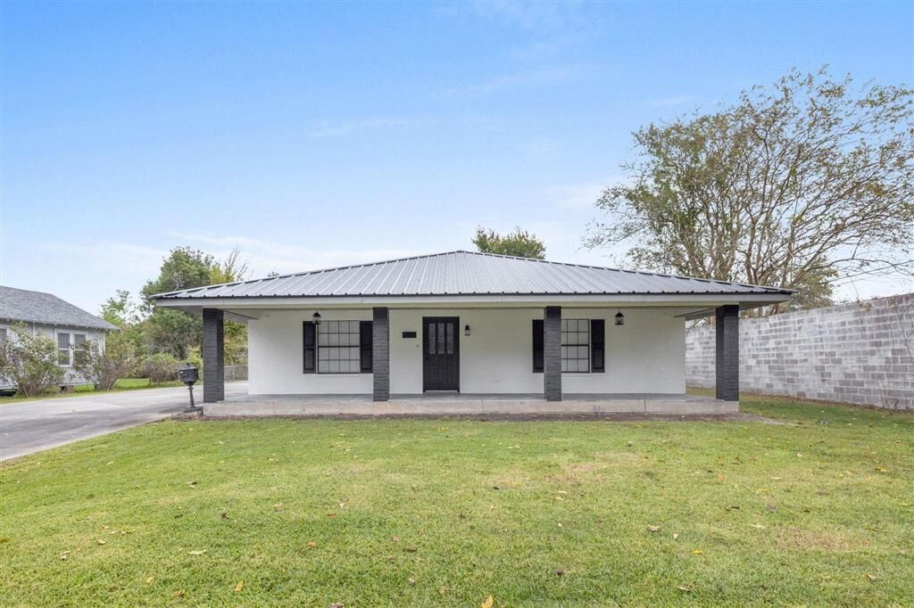 Property Photo:  1713 Moss Street  LA 70601 