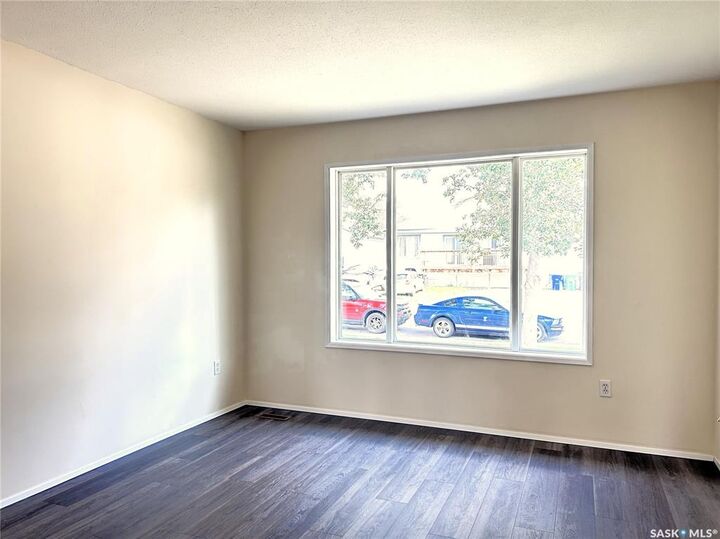 Property Photo: 242 Lochrie Crescent SK S7M 5E4