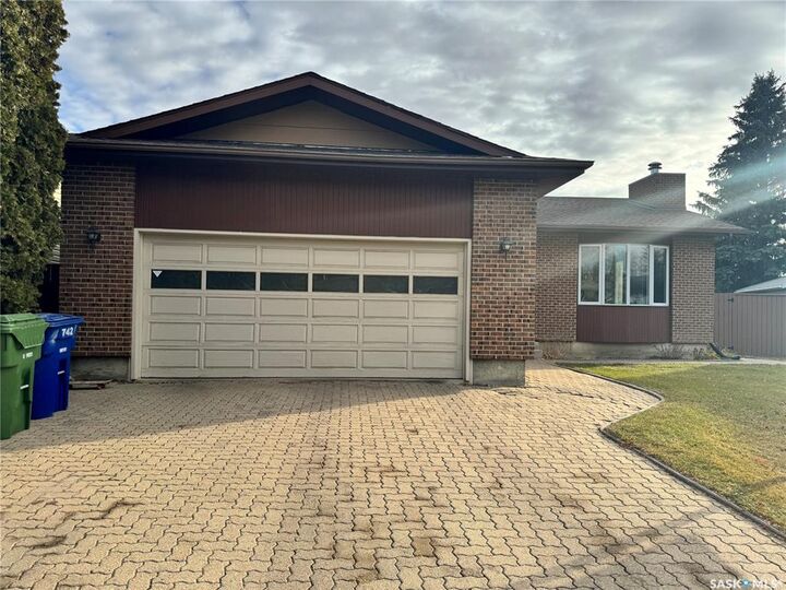 Property Photo: 742 Wollaston Court SK S7J 4E5