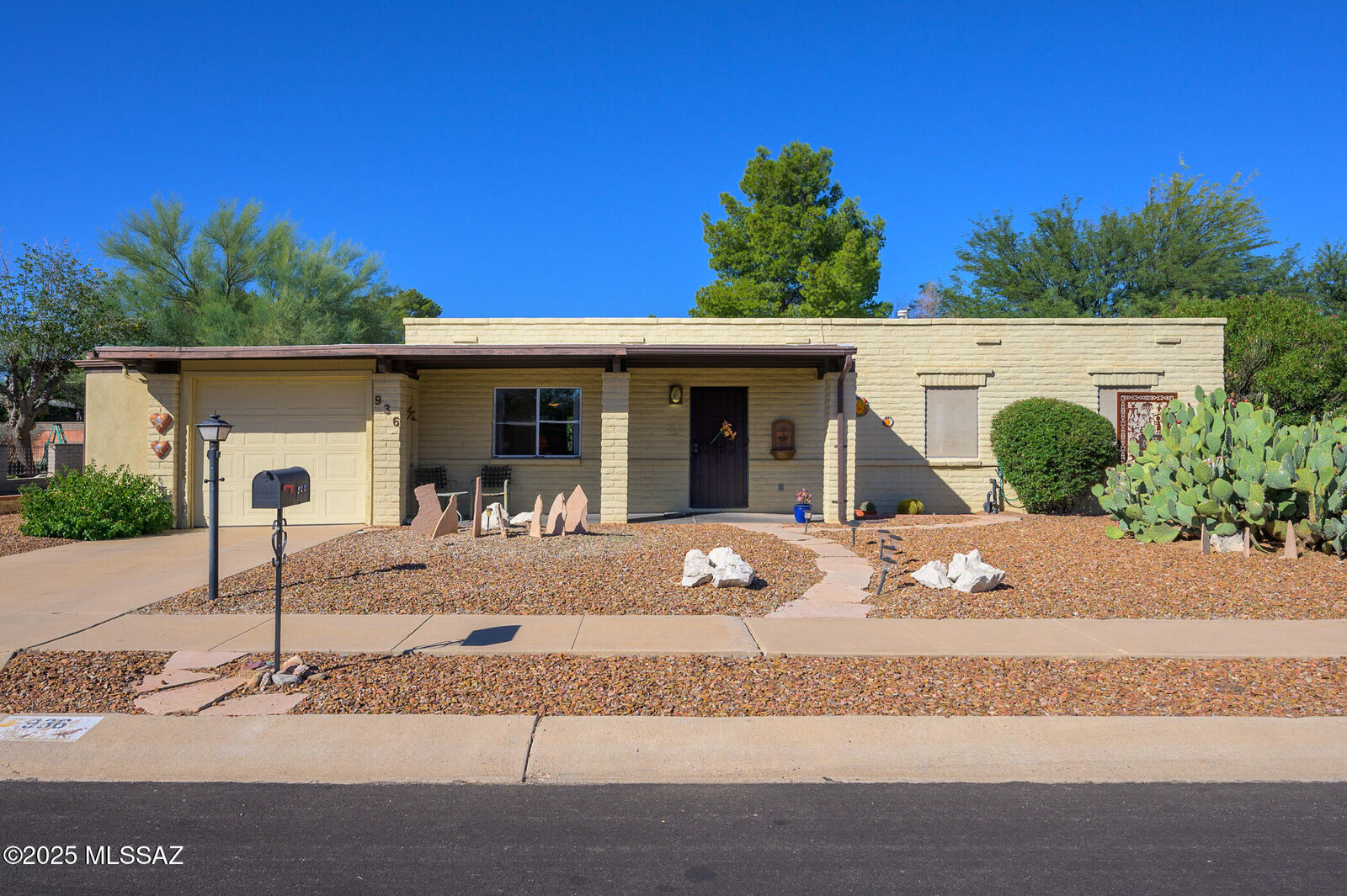 Property Photo:  936 S La Huerta  AZ 85614 