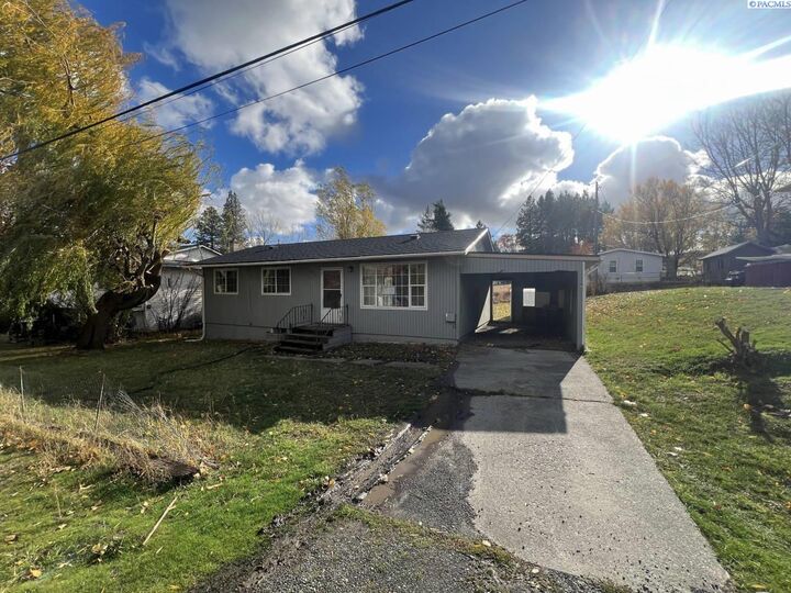 Property Photo:  905 W Adams Street  WA 99130 