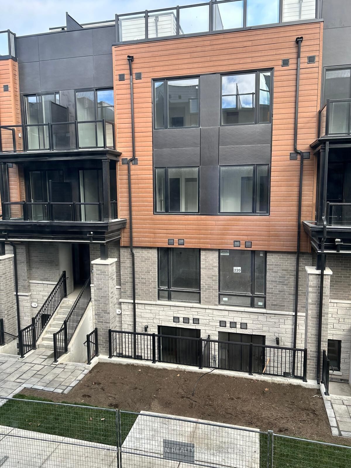 Photo de la propriété:  113 Marydale Avenue 14  ON L3S 3J8 